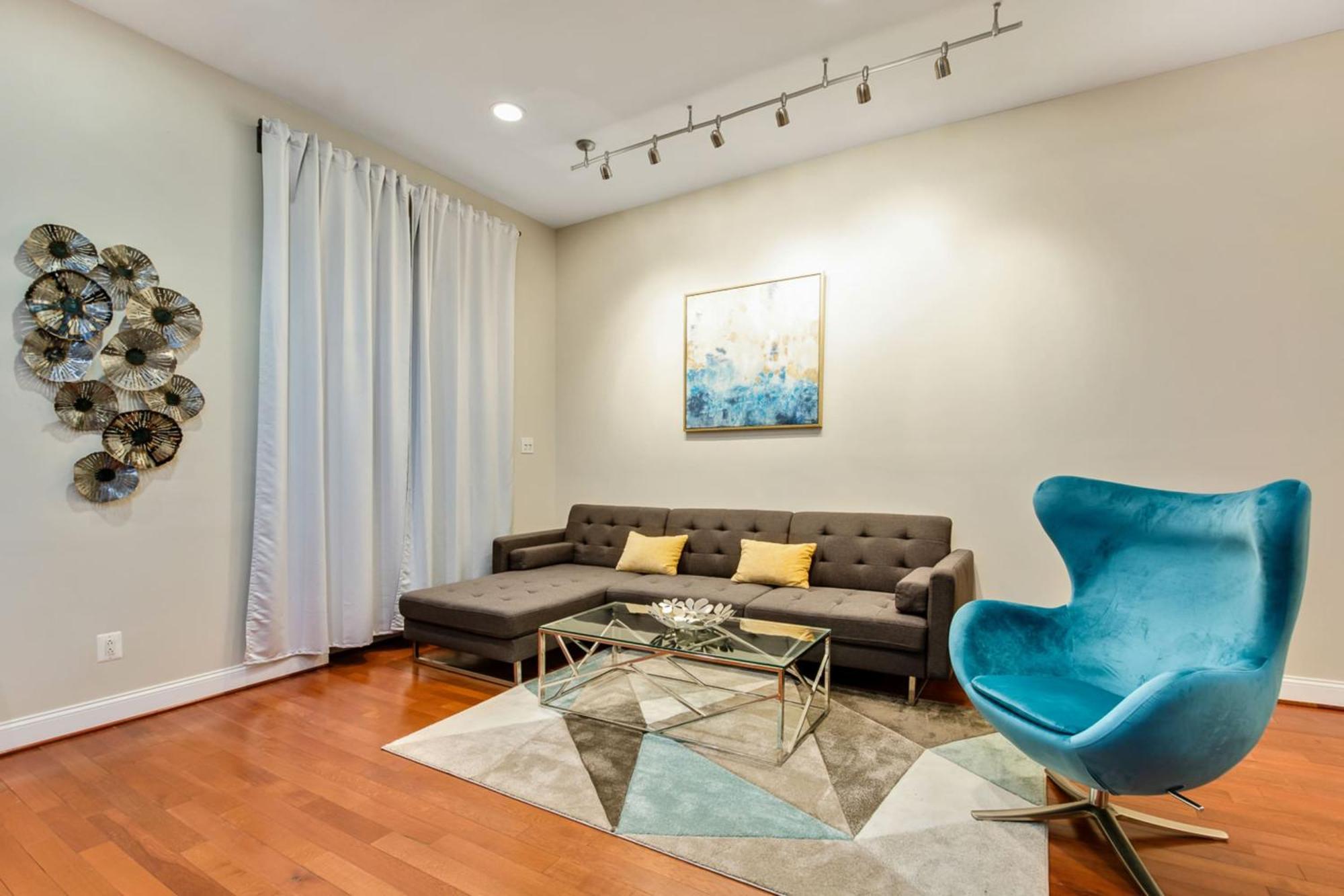 The Dreamers Loft - Stylish 1bd In Center City Apartment *